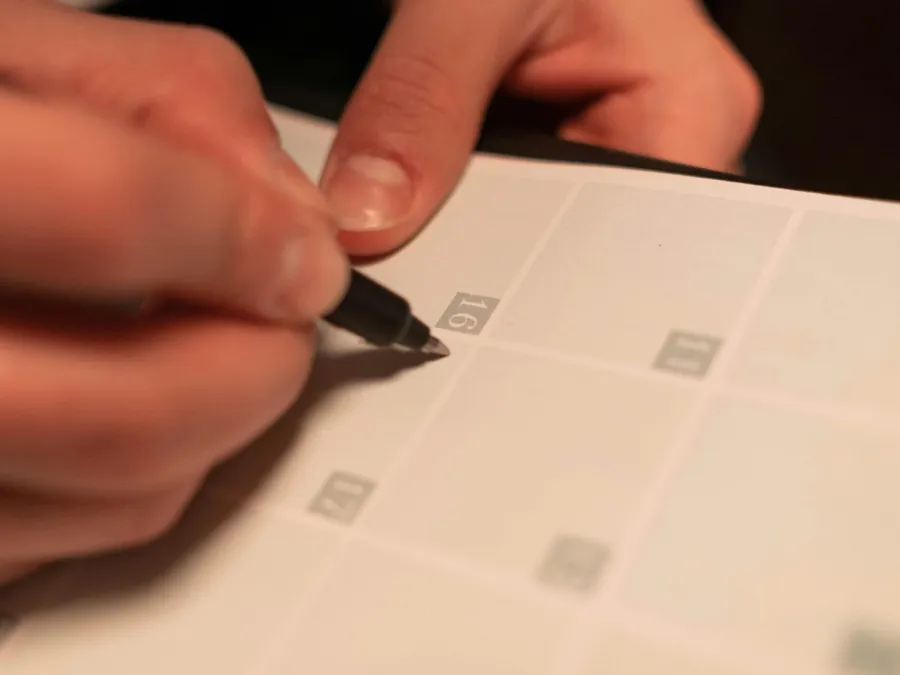 Prüfplakette wird nach der Messung auf ein Gerät geklebt (Symbolbild).