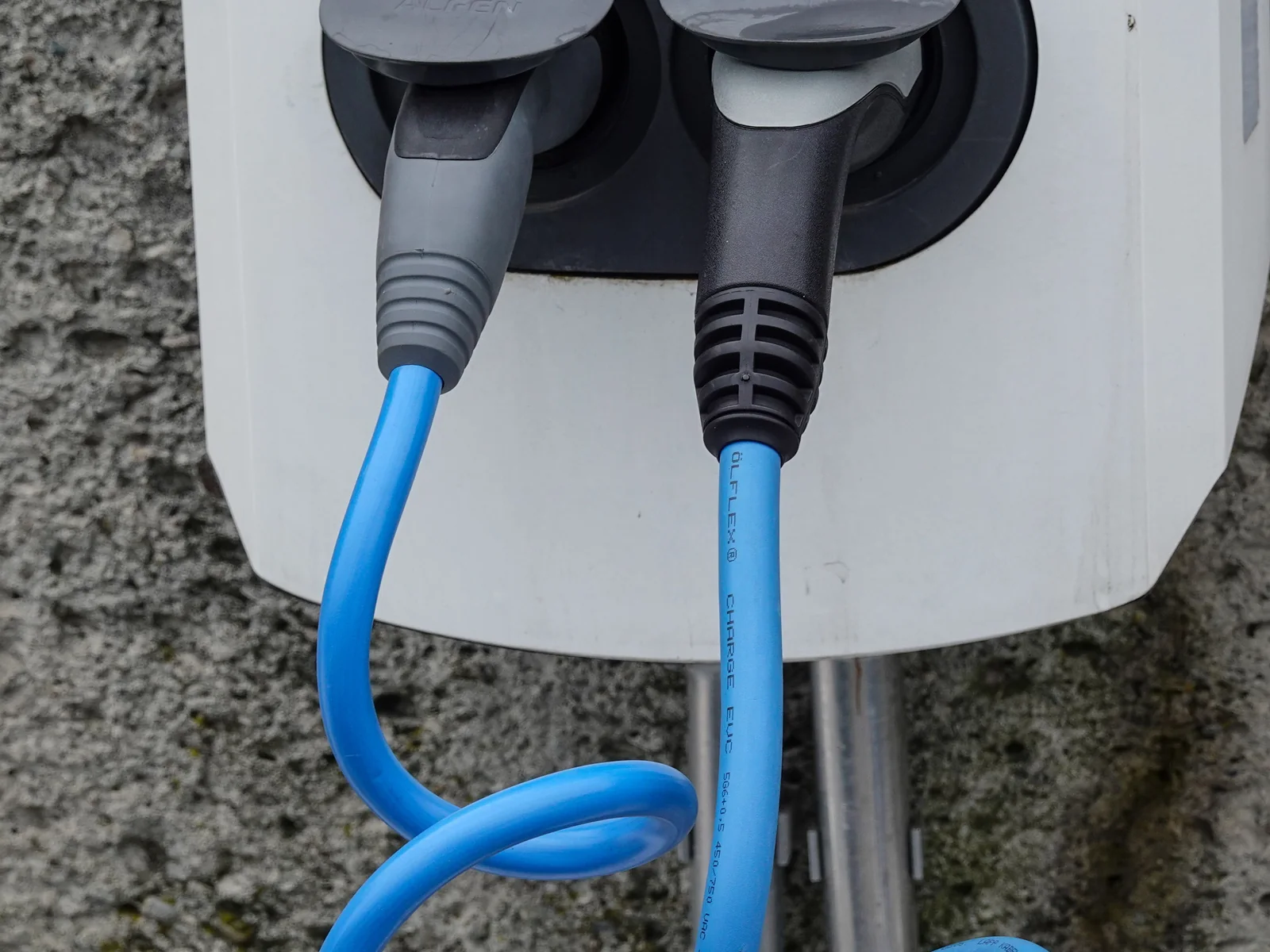 Zwei Mode-3-Ladekabel mit Typ-2-Steckern an einem Ladepunkt (Symbolbild).