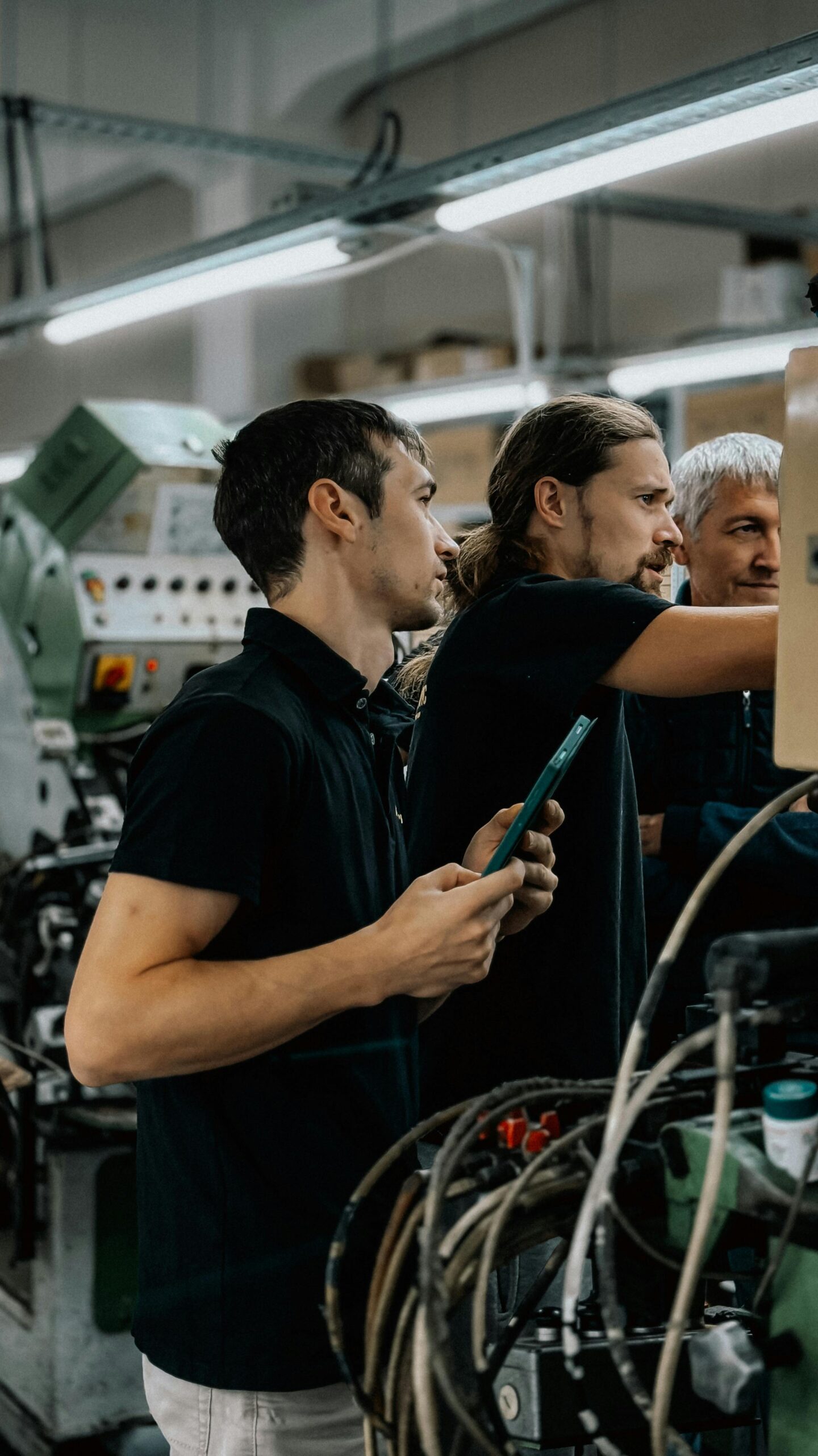 Techniker führen gemeinsam eine DGUV V3 Geräteprüfung durch