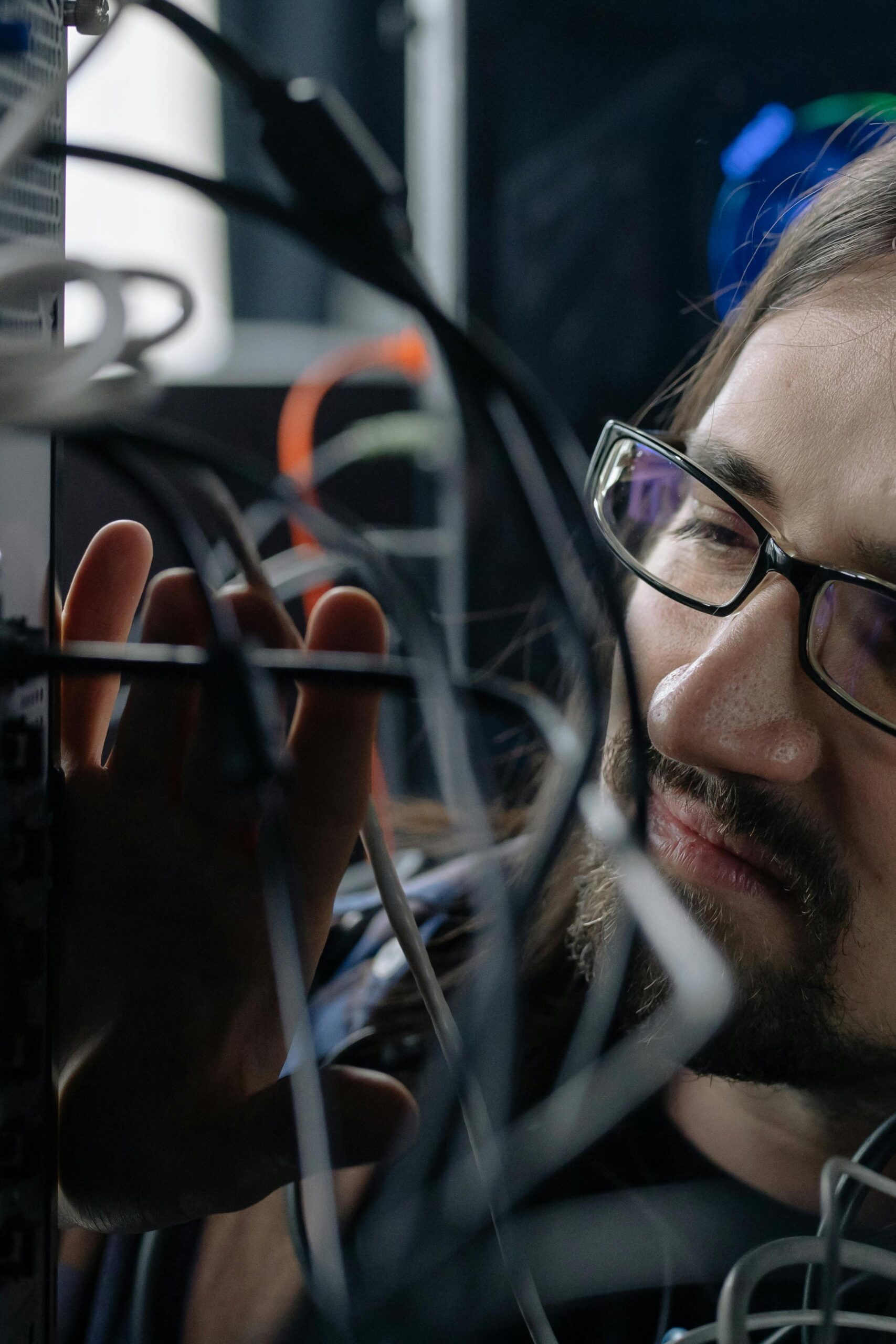 Fachkraft prüft elektrische Kabel und Betriebsmittel auf Sicherheit